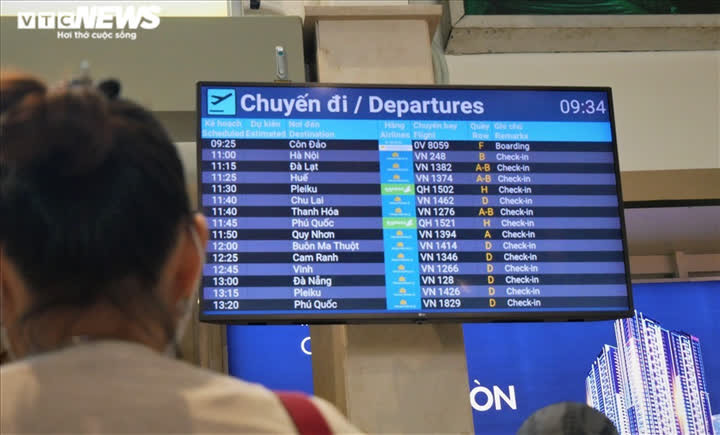 Ảnh: Sân bay Tân Sơn Nhất lấy lại không khí nhộn nhịp sau 1 tháng mở cửa - Ảnh 7.