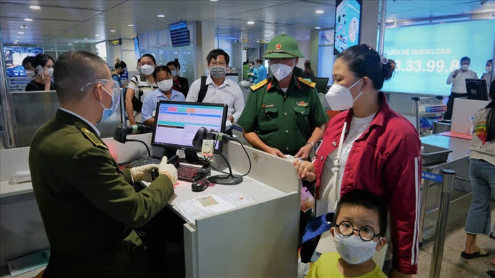 Ảnh: Sân bay Tân Sơn Nhất lấy lại không khí nhộn nhịp sau 1 tháng mở cửa - Ảnh 6.