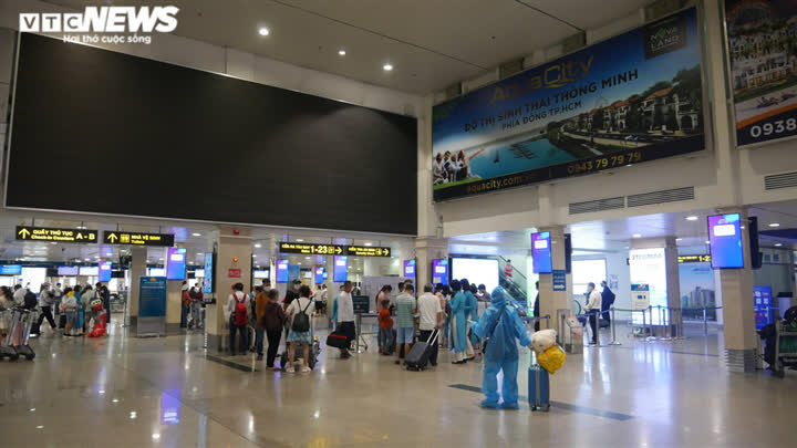 Ảnh: Sân bay Tân Sơn Nhất lấy lại không khí nhộn nhịp sau 1 tháng mở cửa - Ảnh 4.