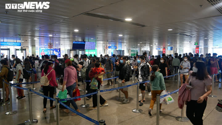 Ảnh: Sân bay Tân Sơn Nhất lấy lại không khí nhộn nhịp sau 1 tháng mở cửa - Ảnh 10.