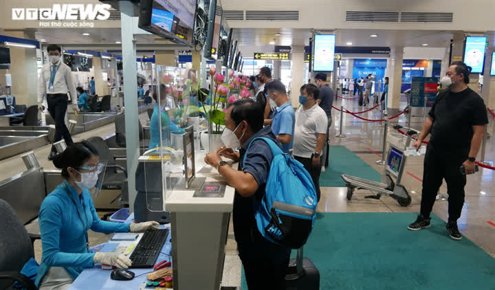 Ảnh: Sân bay Tân Sơn Nhất lấy lại không khí nhộn nhịp sau 1 tháng mở cửa - Ảnh 8.