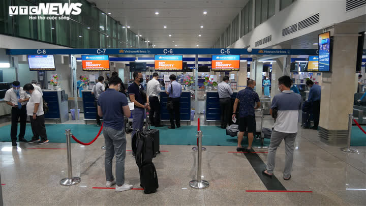 Ảnh: Sân bay Tân Sơn Nhất lấy lại không khí nhộn nhịp sau 1 tháng mở cửa - Ảnh 5.