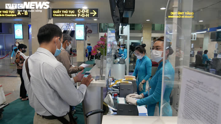 Ảnh: Sân bay Tân Sơn Nhất lấy lại không khí nhộn nhịp sau 1 tháng mở cửa - Ảnh 2.