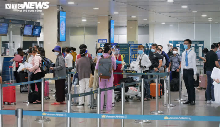 Ảnh: Sân bay Tân Sơn Nhất lấy lại không khí nhộn nhịp sau 1 tháng mở cửa - Ảnh 9.