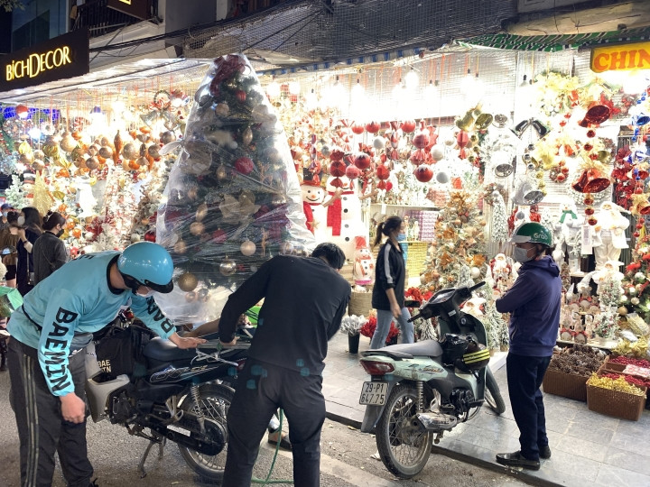 Quà Noel 'mạ vàng' lấp lánh, thiên đường đồ chơi ở Hà Nội rực sắc màu - Ảnh 15.
