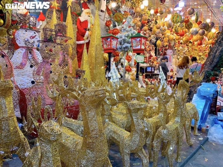 Quà Noel 'mạ vàng' lấp lánh, thiên đường đồ chơi ở Hà Nội rực sắc màu - Ảnh 4.