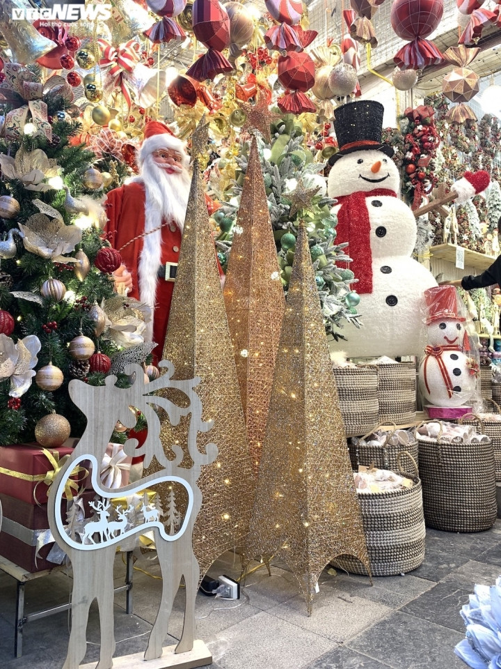 Quà Noel 'mạ vàng' lấp lánh, thiên đường đồ chơi ở Hà Nội rực sắc màu - Ảnh 9.