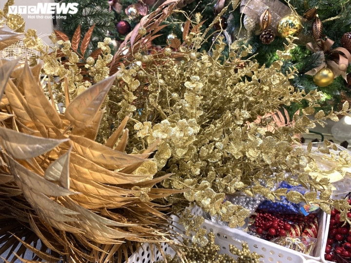 Quà Noel 'mạ vàng' lấp lánh, thiên đường đồ chơi ở Hà Nội rực sắc màu - Ảnh 10.