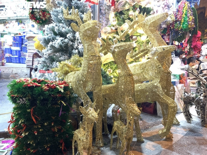 Quà Noel 'mạ vàng' lấp lánh, thiên đường đồ chơi ở Hà Nội rực sắc màu - Ảnh 7.