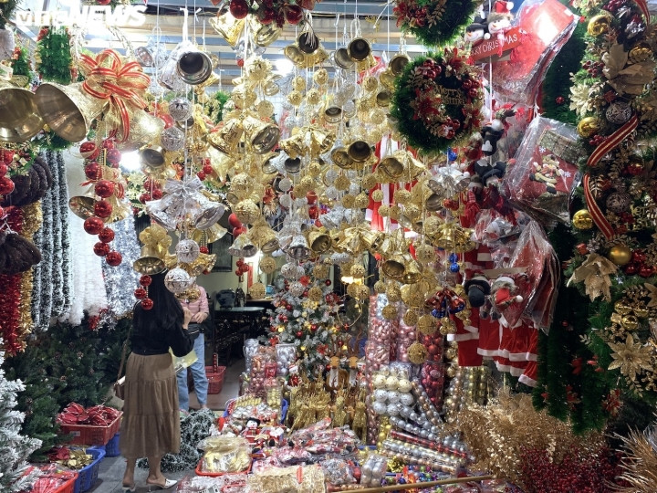 Quà Noel 'mạ vàng' lấp lánh, thiên đường đồ chơi ở Hà Nội rực sắc màu - Ảnh 5.
