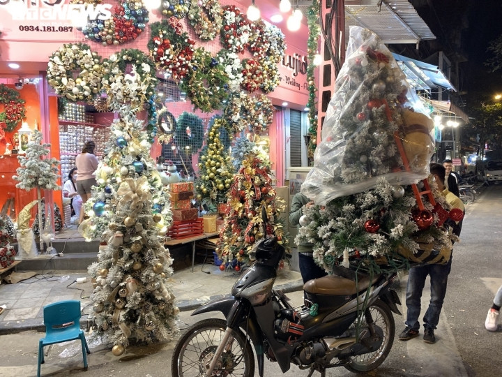 Quà Noel 'mạ vàng' lấp lánh, thiên đường đồ chơi ở Hà Nội rực sắc màu - Ảnh 14.