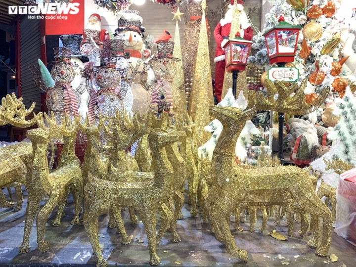 Quà Noel 'mạ vàng' lấp lánh, thiên đường đồ chơi ở Hà Nội rực sắc màu - Ảnh 8.