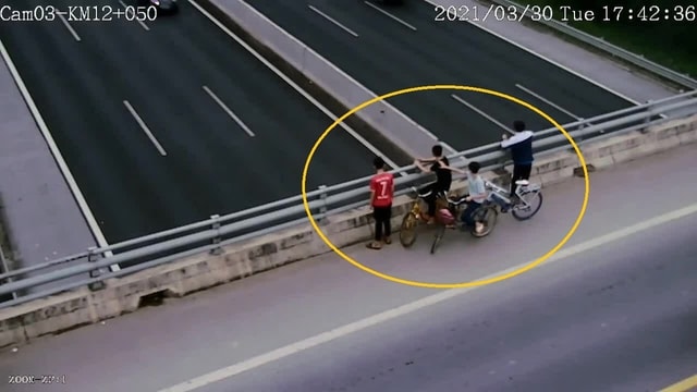 Ném gạch, đá vào phương tiện đang lưu thông sẽ bị xử lý như thế nào? - Ảnh 2.