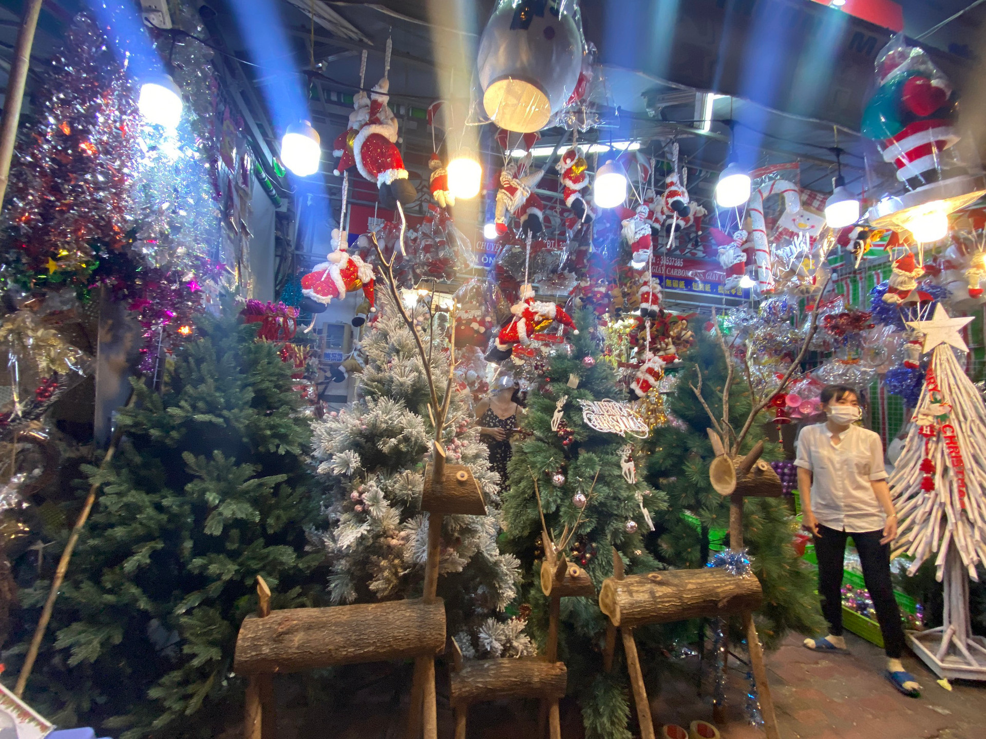 Chợ trang trí Giáng sinh lớn nhất Sài Gòn bắt đầu nhộn nhịp - Ảnh 8.