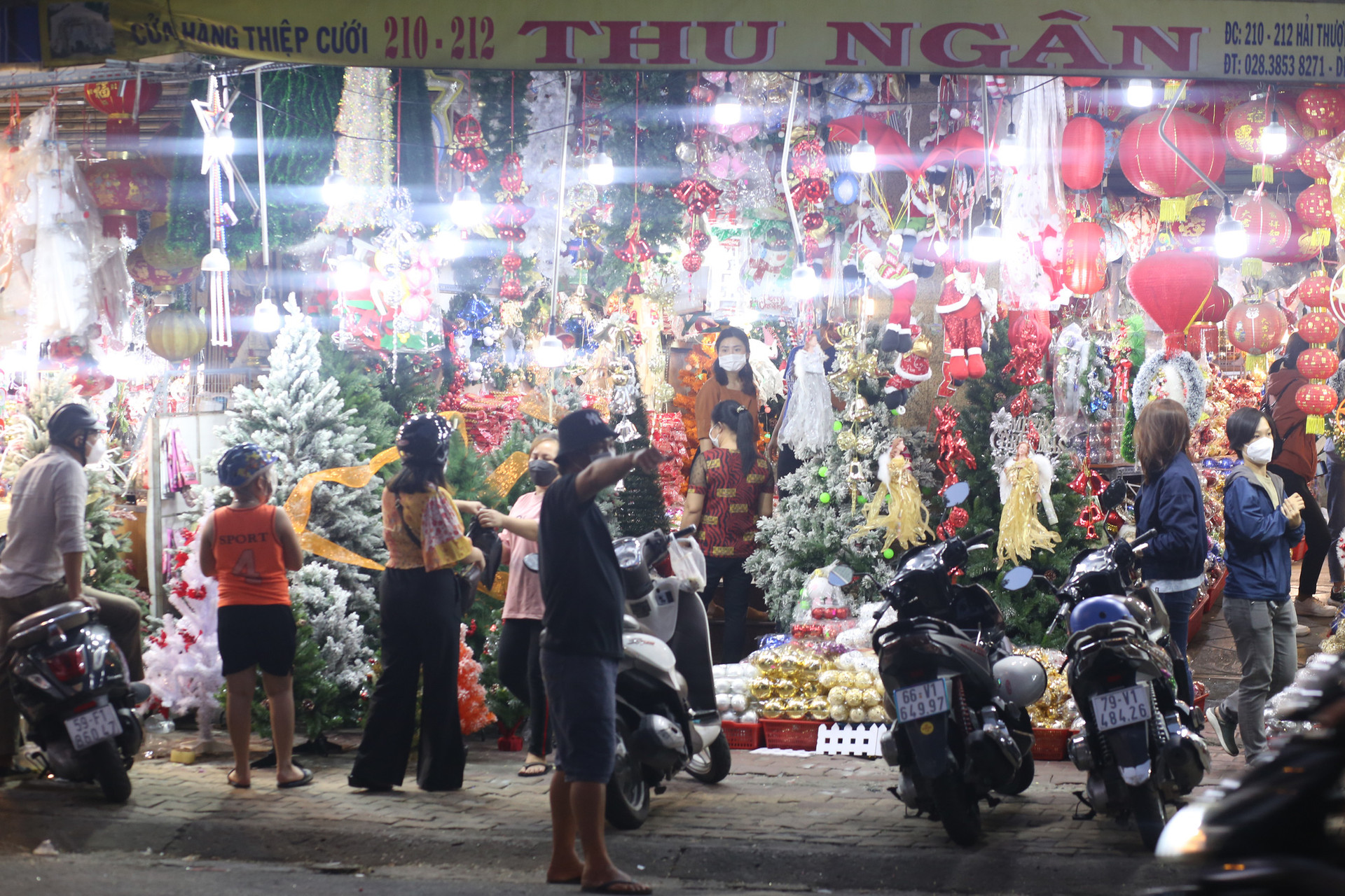 Chợ trang trí Giáng sinh lớn nhất Sài Gòn bắt đầu nhộn nhịp - Ảnh 2.