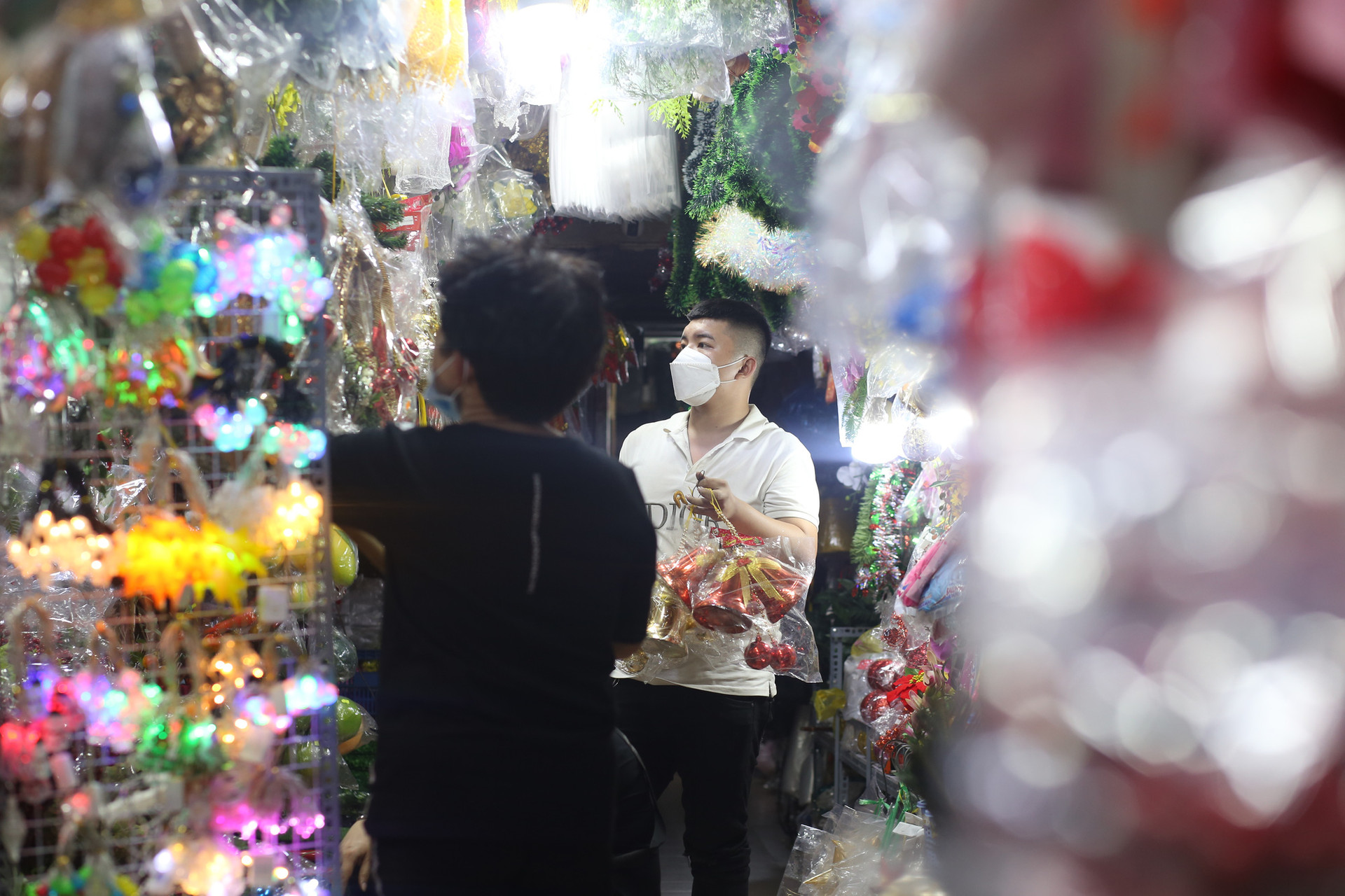 Chợ trang trí Giáng sinh lớn nhất Sài Gòn bắt đầu nhộn nhịp - Ảnh 3.