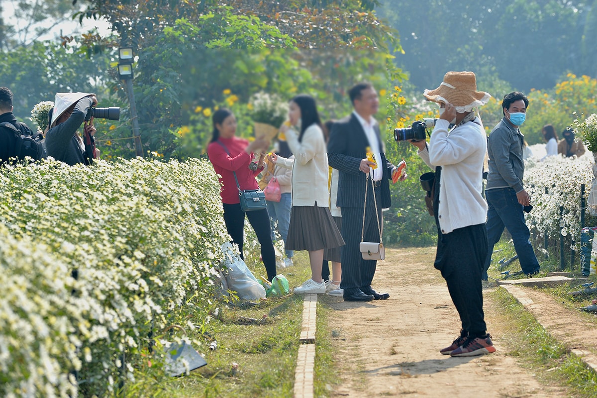 Kéo nhau đi chụp ảnh đông như chảy hội bất chấp ca nhiễm COVID-19 đang tăng cao tại Hà Nội - Ảnh 3.