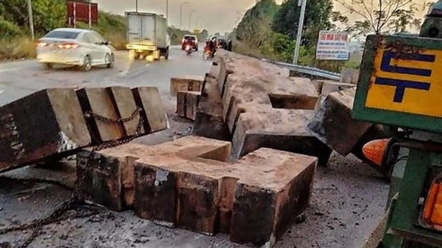 Tài xế xe đầu kéo làm rơi bê tông làm người đi đường tử vong phải chịu nhiệm gì? - Ảnh 1.