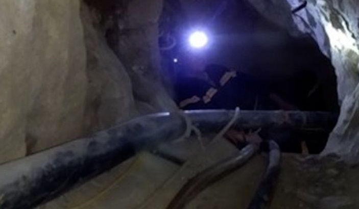 Bắc Kạn: Nỗ lực tìm kiếm 2 nạn nhân mắc kẹt trong hang sâu - Ảnh 1.
