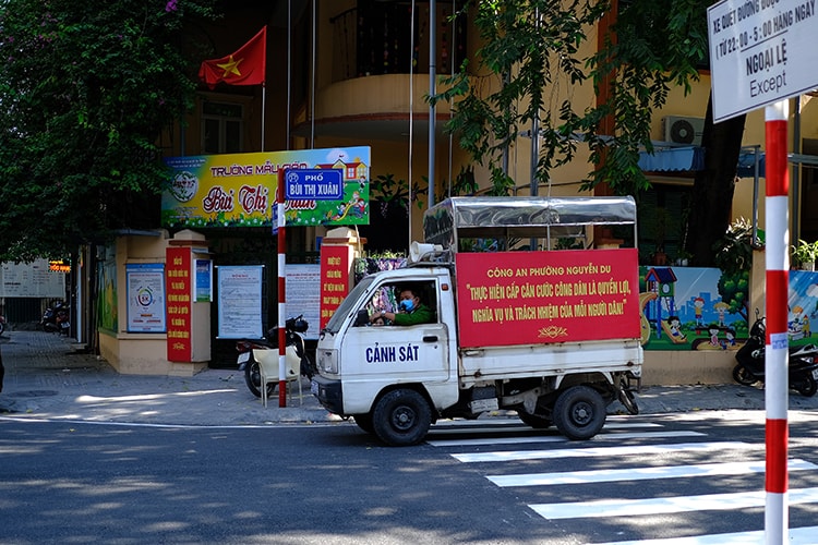 Hà Nội: Nhà hàng ăn uống quận Hai Bà Trưng tuân thủ việc chỉ bán mang về - Ảnh 1.