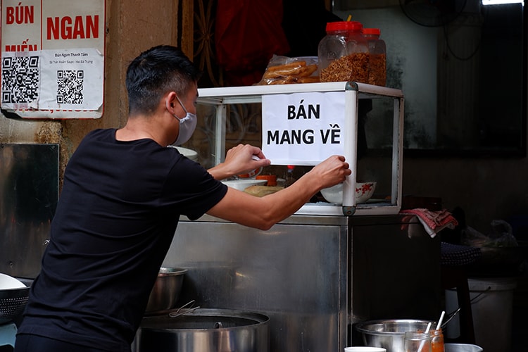 Hà Nội: Nhà hàng ăn uống quận Hai Bà Trưng tuân thủ việc chỉ bán mang về - Ảnh 11.