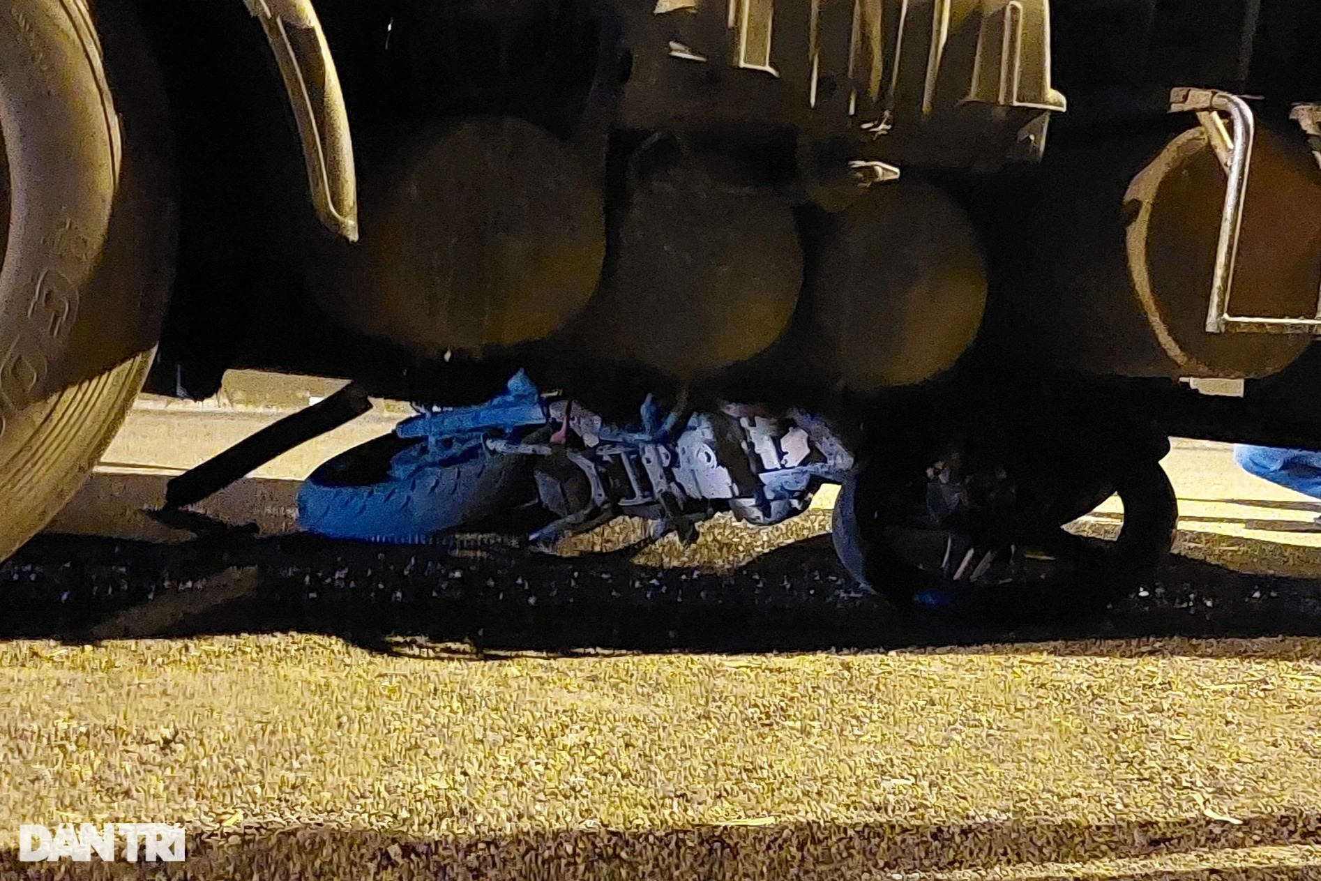 Ô tô đầu kéo tông hàng loạt xe máy, một người chết, 18 người bị thương - Ảnh 3.