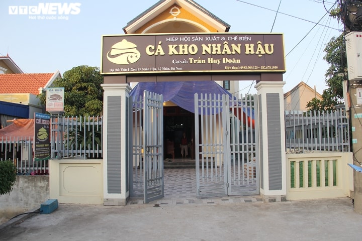 'Đập hộp' đặc sản cá kho niêu giá tiền triệu hút hàng ngày Tết - Ảnh 7.