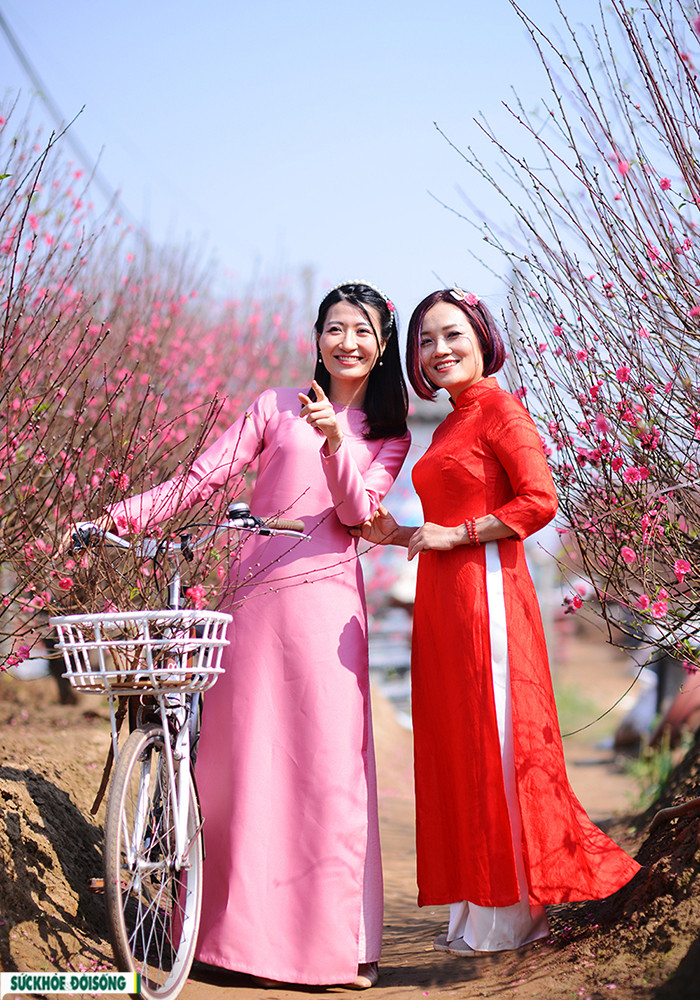 Cô gái Hà thành xúng xính áo dài “đọ sắc” bên vườn đào Nhật Tân - Ảnh 8.