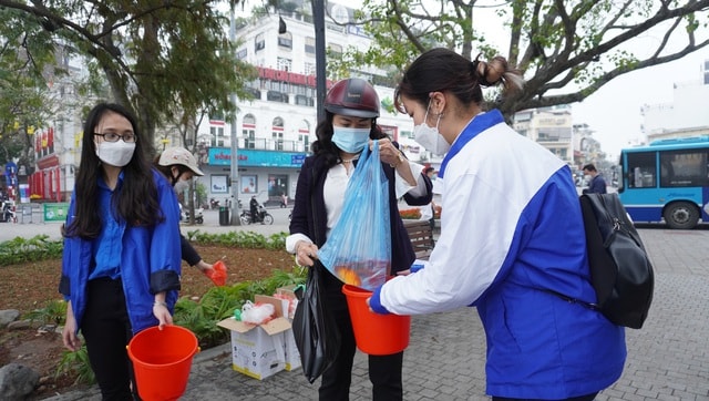 Người dân Hà Nội tấp nập thả cá chép tiễn ông Công, ông Táo 'về trời' - Ảnh 8.