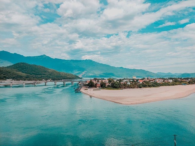 Tết này mà thèm vitamin sea thì alo hội bạn đến du xuân tại những bãi biển xanh ngút ngàn này ngay - Ảnh 2.