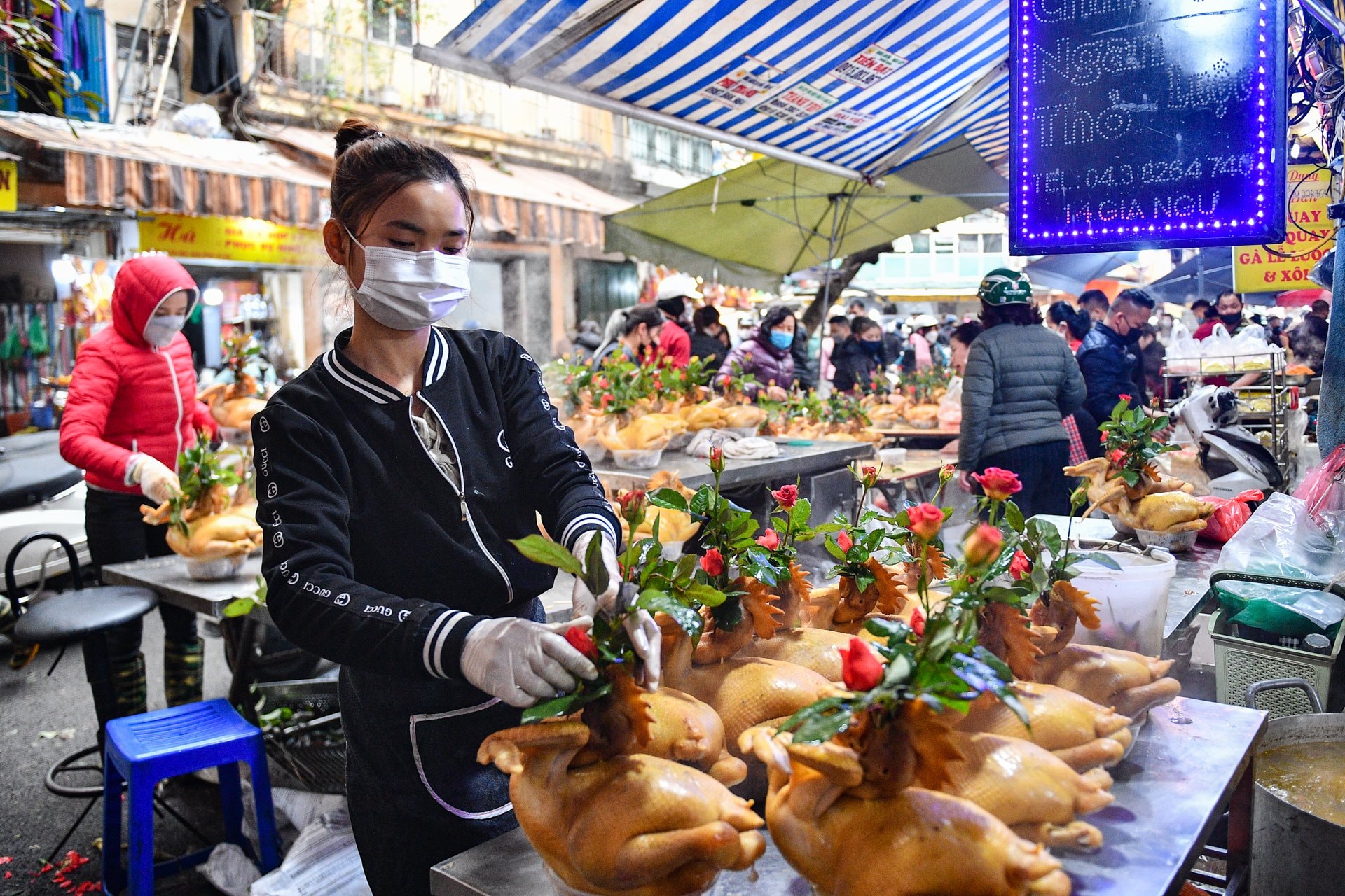 Gà ngậm hoa hồng cúng Giao thừa đắt khách sáng 29 Tết - Ảnh 7.