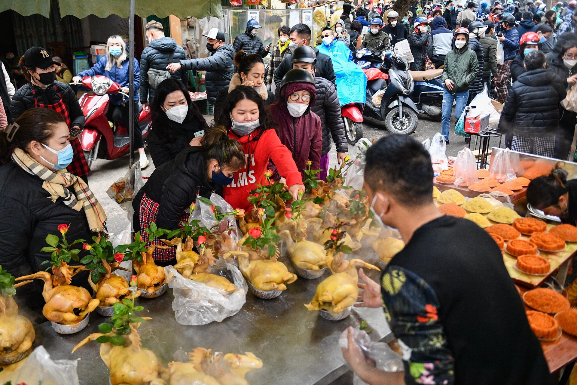 Gà ngậm hoa hồng cúng Giao thừa đắt khách sáng 29 Tết - Ảnh 4.