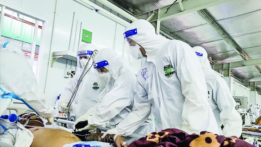 Tại thời điểm PV Báo Sức khỏe & Đời sống ghi nhận (17/9/2021), nhà N4 có 2 trường hợp diễn biến nguy kịch. Đó là 2 bệnh nhân nằm tại giường G43 và G46. Trên màn hình chiếc máy hiện các chỉ số sinh tồn, chỉ số nhịp tim, SPO2, đường mạch... bắt đầu 