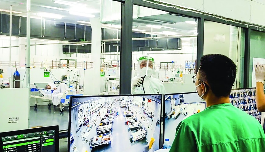 Phòng điều hành và khu điều trị của Trung tâm HSTC điều trị người bệnh COVID-19 (BV dã chiến số 14, do BV Trung ương Huế phụ trách) chỉ cách nhau một tấm kính trong suốt. Mọi hoạt động điều trị và diễn biến bệnh của bệnh nhân đều được dõi theo bởi 
