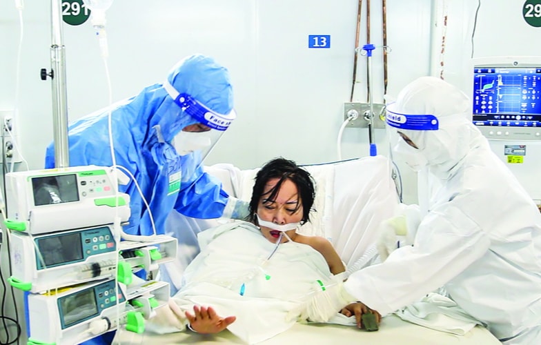 Với những bệnh nhân COVID-19 nặng, luôn được các y bác sĩ tại Trung tâm HSTC chăm sóc tận tình.