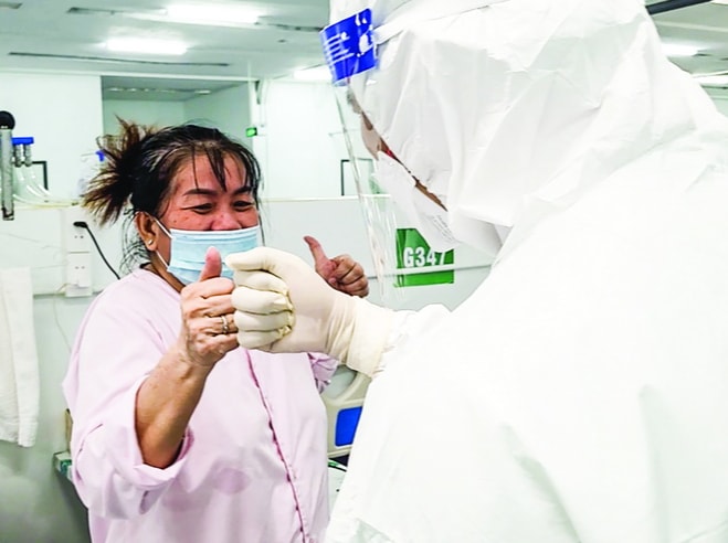 Bên trong các Trung tâm HSTC điều trị bệnh nhân COVID-19, các bệnh nhân lần lượt được xuất viện, trở về bên người thân. Lực lượng y tế đã luôn nỗ lực từng khoảnh khắc để giành giật sự sống, hồi sinh nhịp thở không chỉ cho bệnh nhân, mà cho cả TP.HCM hôm nay.