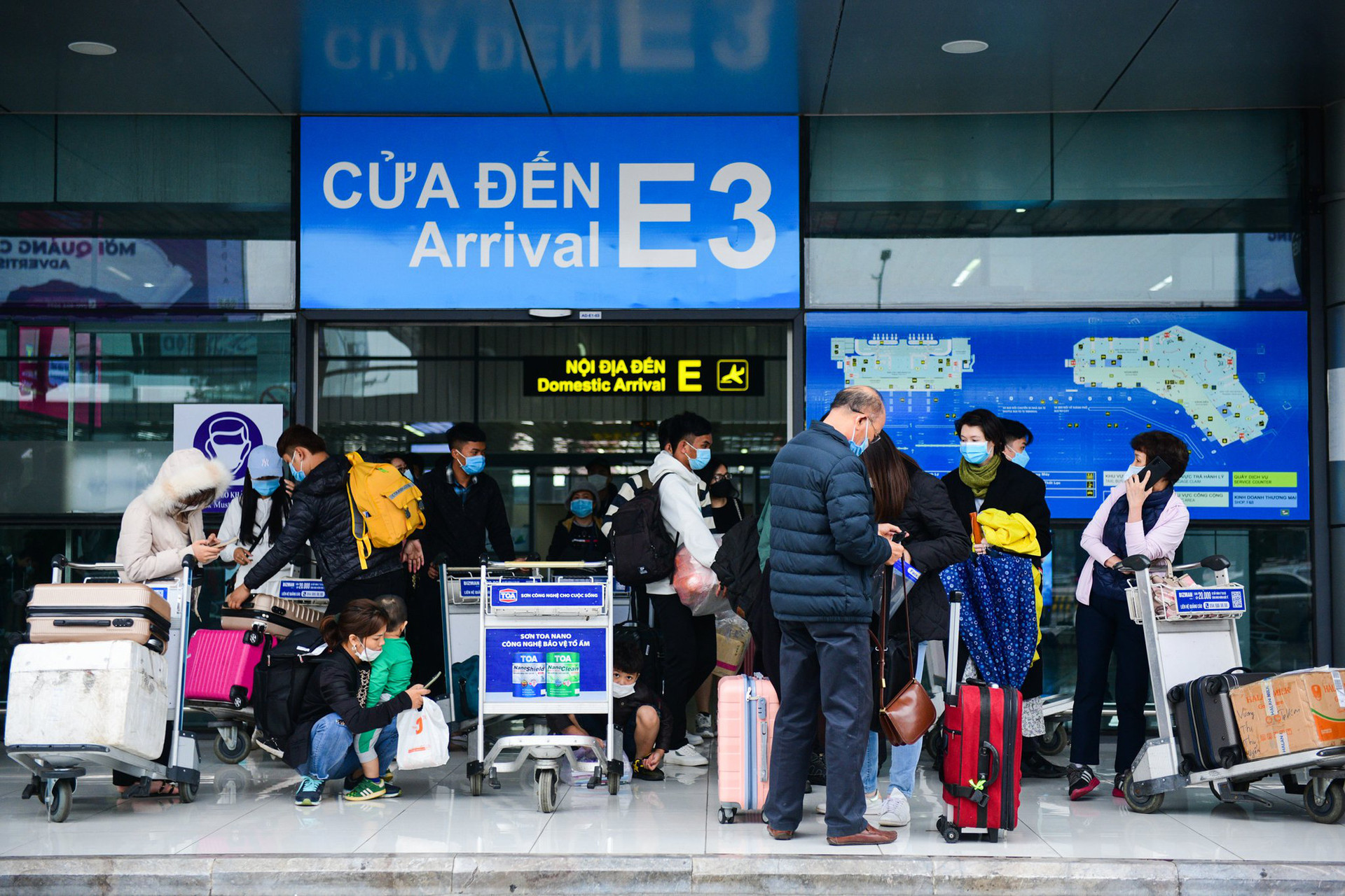 Sân bay Nội Bài đông nghẹt người ngày nghỉ Tết cuối cùng - Ảnh 11.