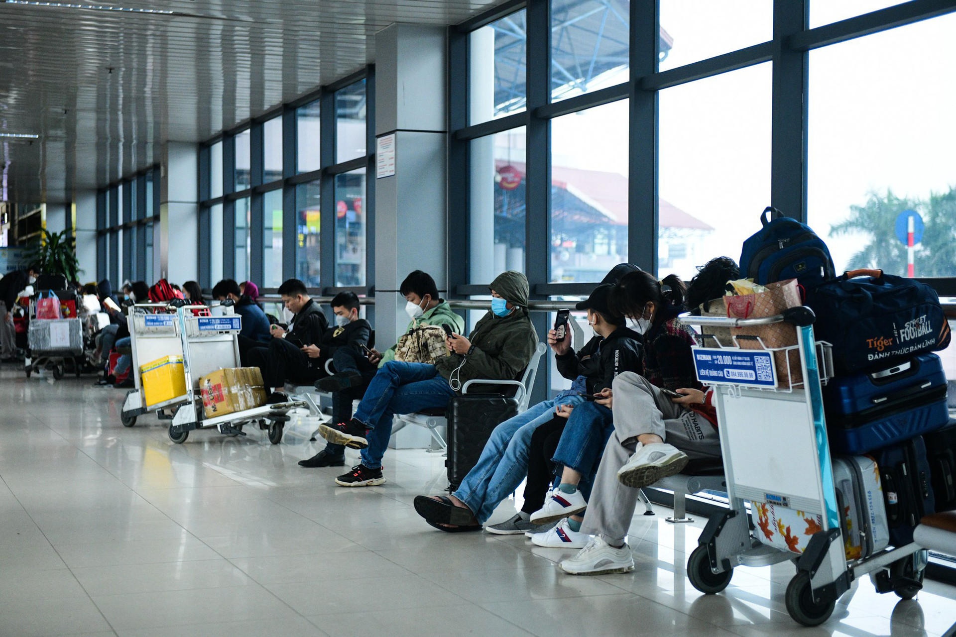 Sân bay Nội Bài đông nghẹt người ngày nghỉ Tết cuối cùng - Ảnh 2.