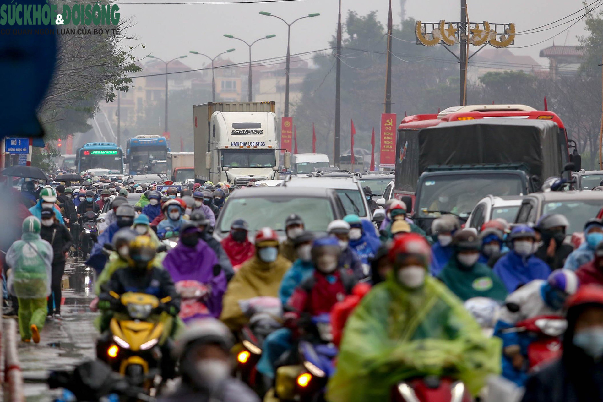 Hàng ngàn người dân đội mưa, ùn ùn đổ về Hà Nội sau nghỉ Tết - Ảnh 5.