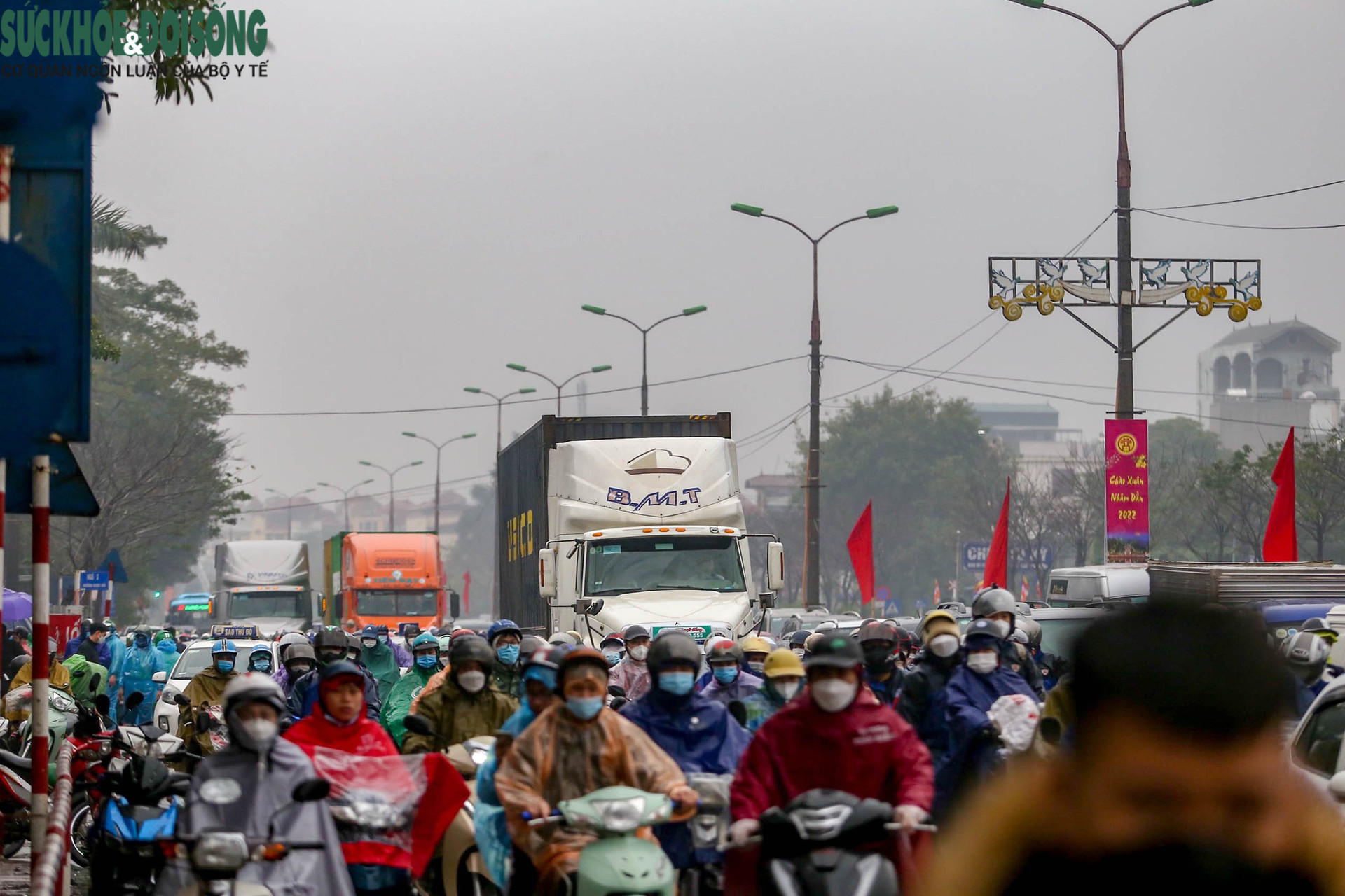 Hàng ngàn người dân đội mưa, ùn ùn đổ về Hà Nội sau nghỉ Tết - Ảnh 20.