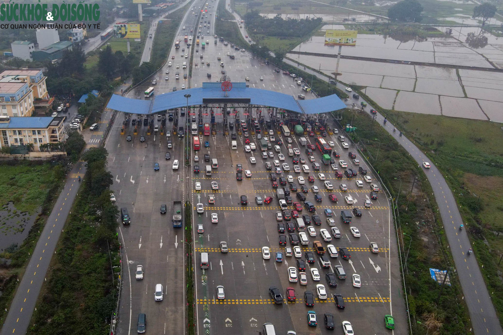 Hàng ngàn người dân đội mưa, ùn ùn đổ về Hà Nội sau nghỉ Tết - Ảnh 15.