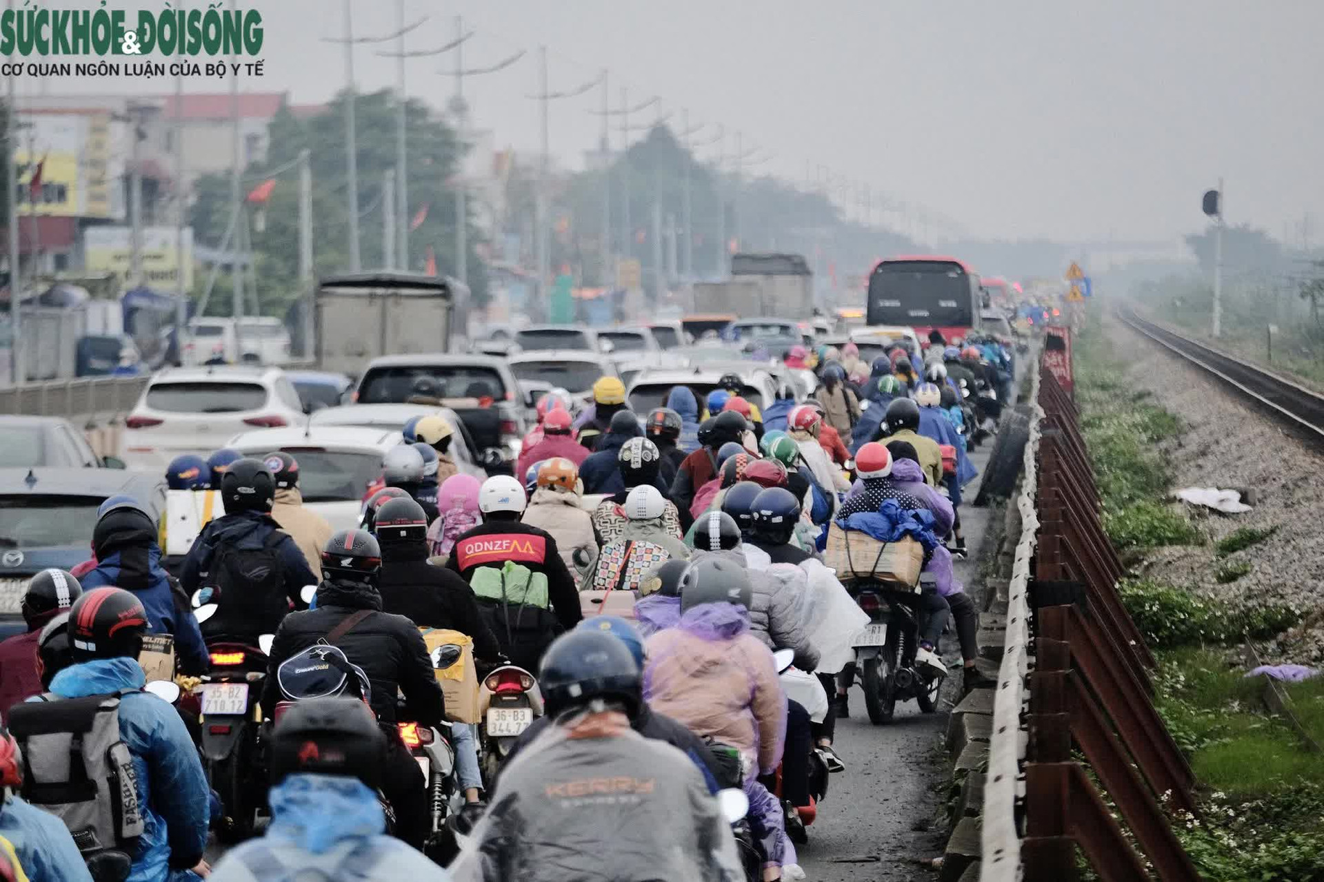 Hàng ngàn người dân đội mưa, ùn ùn đổ về Hà Nội sau nghỉ Tết - Ảnh 17.