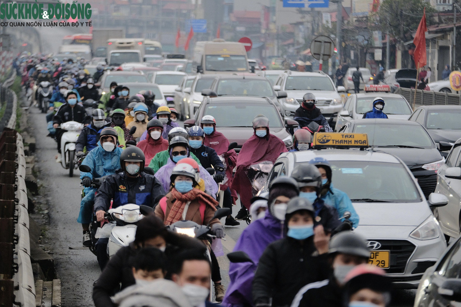 Hàng ngàn người dân đội mưa, ùn ùn đổ về Hà Nội sau nghỉ Tết - Ảnh 4.