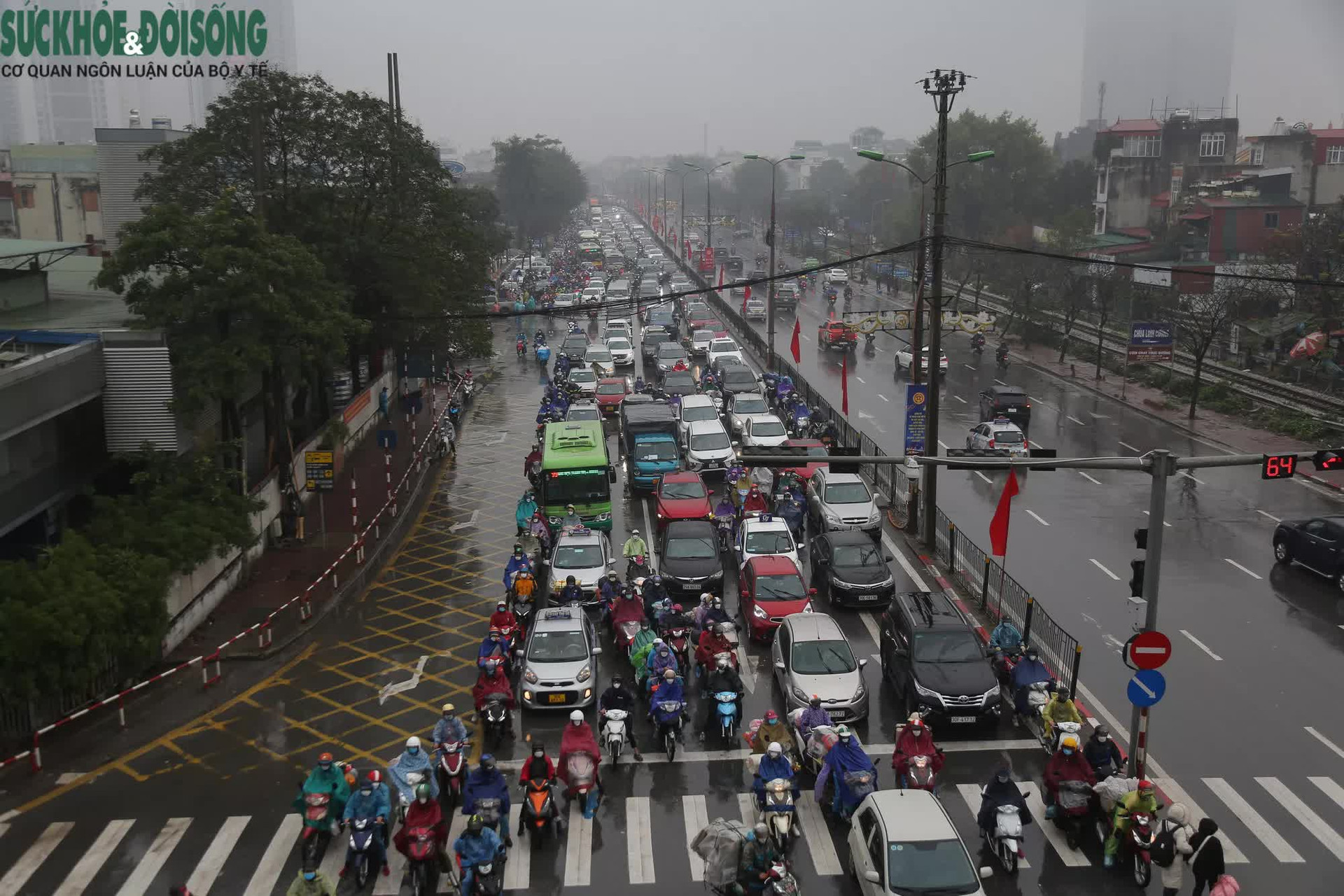 Hàng ngàn người dân đội mưa, ùn ùn đổ về Hà Nội sau nghỉ Tết - Ảnh 2.