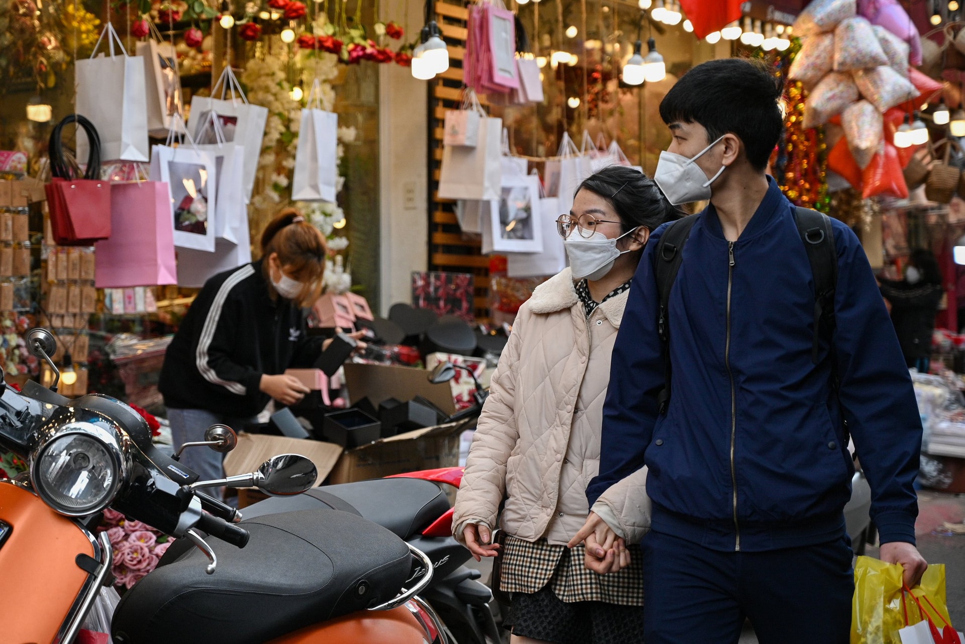 Hoa, quà tặng Valentine nằm dọc vỉa hè chờ khách - Ảnh 2.