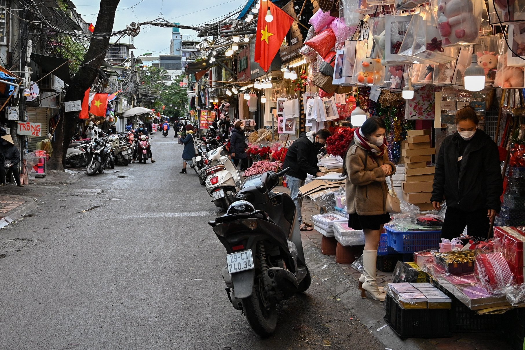 Hoa, quà tặng Valentine nằm dọc vỉa hè chờ khách - Ảnh 3.