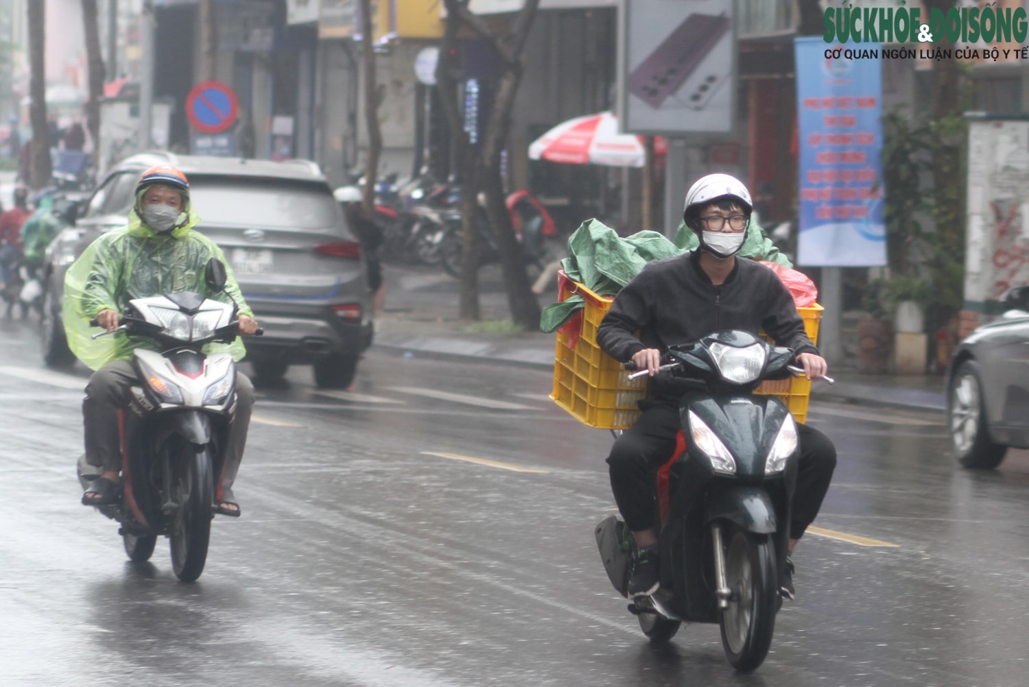 Ô tô, xe máy thi nhạu bật đèn chiếu sáng do sương mù dày đặc ở Hà Nội - Ảnh 2.