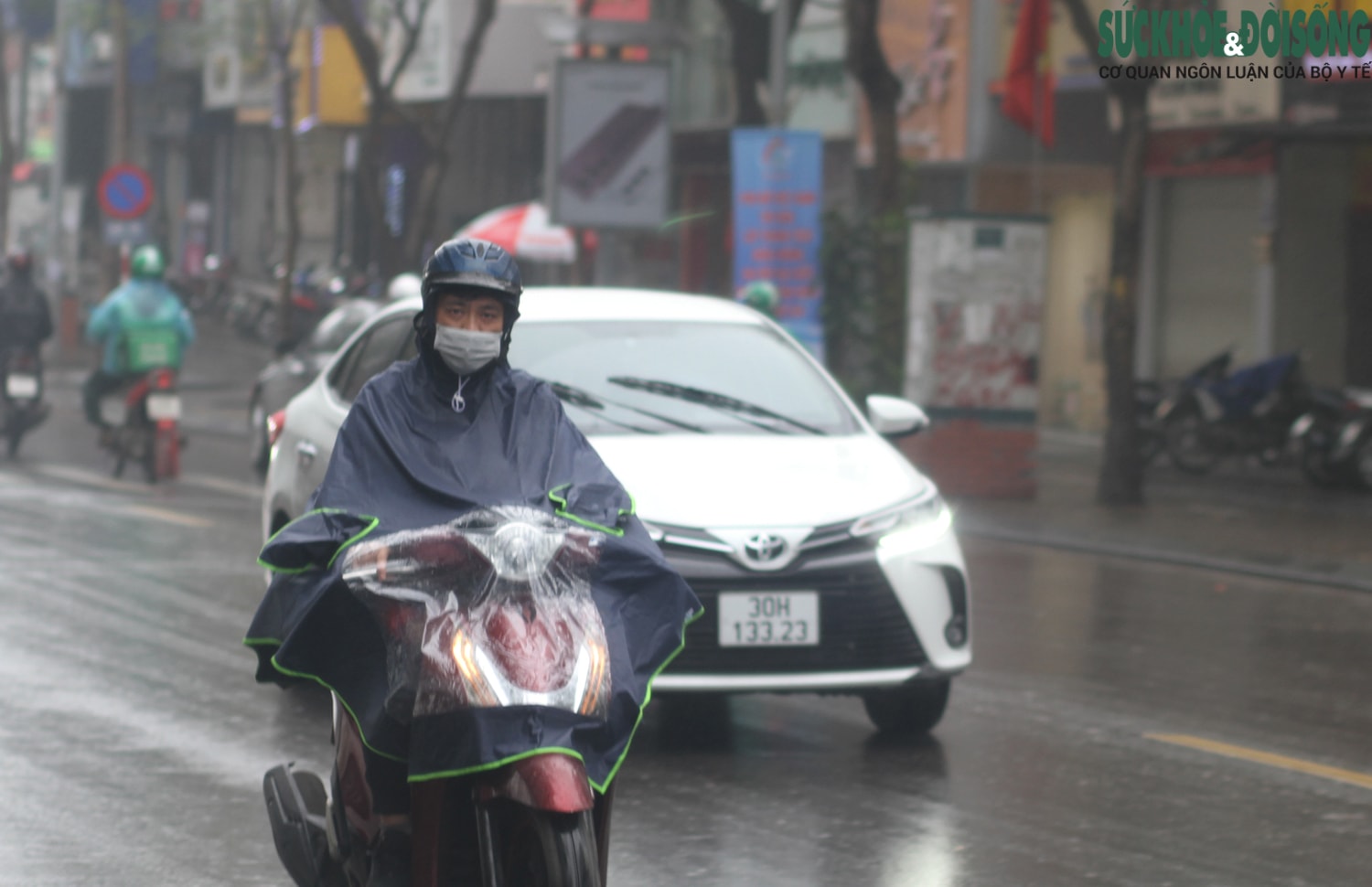 Ô tô, xe máy thi nhạu bật đèn chiếu sáng do sương mù dày đặc ở Hà Nội - Ảnh 3.