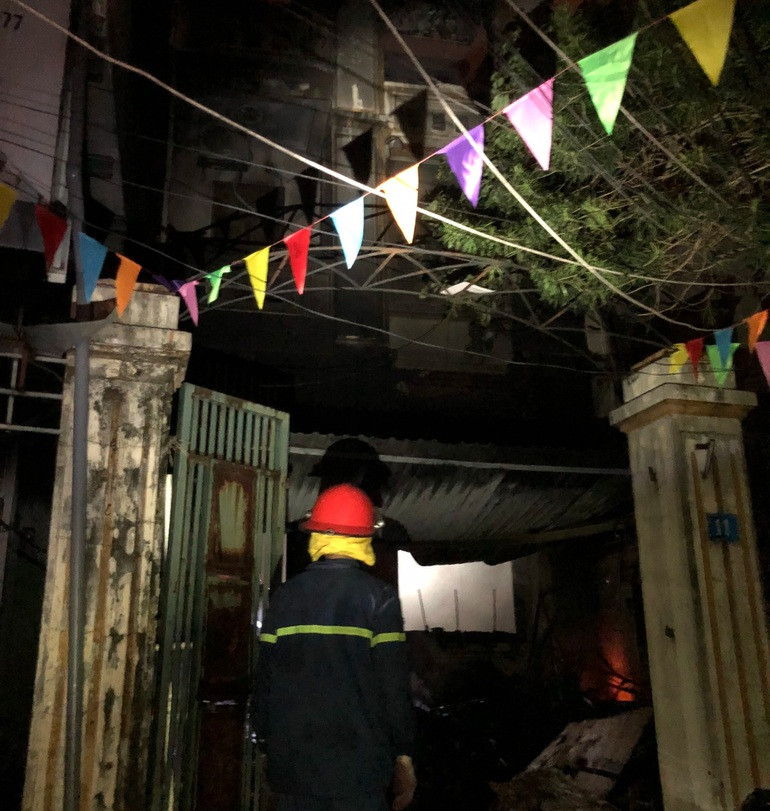 Cảnh sát giải cứu 3 bố con khỏi đám cháy nhà ở Hà Nội - Ảnh 1.