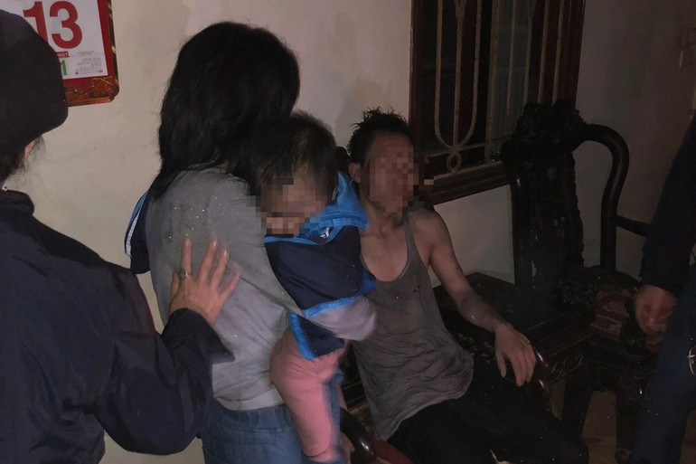 Cảnh sát giải cứu 3 bố con khỏi đám cháy nhà ở Hà Nội - Ảnh 3.